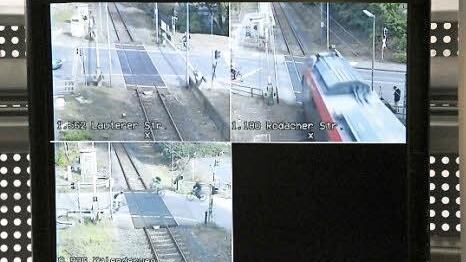 Der Monitor zeigt die Situation an den Bahnübergängen nördlich des Bahnhofs.