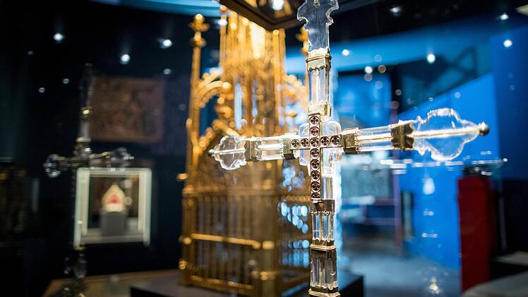 Ein Vortragekreuz aus Bergkristall ist im Germanischen Nationalmuseum in Nürnberg (Bayern) während einer Vorbesichtigung der bayerisch-tschechischen Landesausstellung «Karl IV.» zu sehen. Foto: Daniel Karmann/dpa