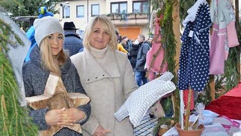 Anja Berger aus Elfershausen (rechts) ist extra mit ihrer Tochter nach Burkardroth gekommen, um einige Weihnachtsgeschenke einzukaufen. Hier ersteht sie ein Kissen in Sternenform. Die Tochter hat Holzdeko eingekauft. Foto: Kathrin Kupka-Hahn