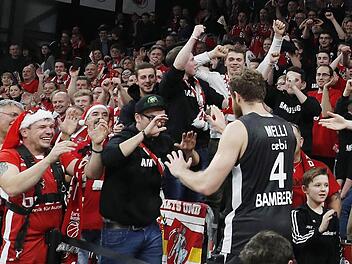 Nicolo Melli feiert mit den begeisterten Fans den Sieg über Olympiakos Piräus. Foto: Daniel Löb