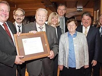 Rudolf Wimmer (Dritter von links) feierte 85. Geburtstag. Mit im Bild (von links) Bürgermeister Volker Schmiechen, Stephan Ringwald von der Kulmbacher Bank, Anja Wimmer, Pfarrer Wolfgang Oertel, Christine Wimmer, Landrat Klaus Peter Söllner und Kreishandwerksmeister Günther Stenglein Foto: Sonny Adam