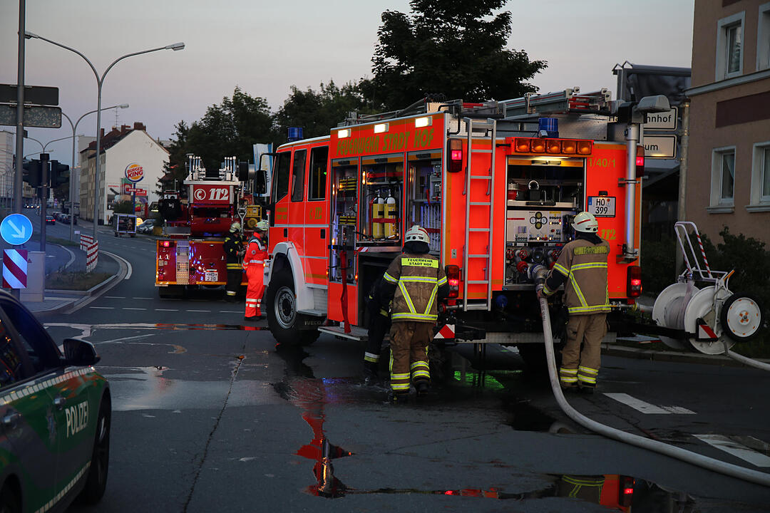 Kellerbrand breitet sich in einem Hofer Mehrfamilienhaus aus
