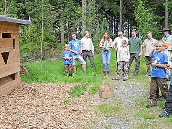 Viel Spaß haben die Pfadfinder vom Stamm König Artus am Naturlehrpfad bei Kleintettau beim Fichtenzapfenwerfen auf eine entsprechende Zielwand aus Holz (links), die vom Frankenwaldverein, Ortsgruppe Kleintettau, geschaffen wurde.  Foto: Karl-Heinz Hofmann
