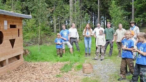 Viel Spaß haben die Pfadfinder vom Stamm König Artus am Naturlehrpfad bei Kleintettau beim Fichtenzapfenwerfen auf eine entsprechende Zielwand aus Holz (links), die vom Frankenwaldverein, Ortsgruppe Kleintettau, geschaffen wurde.  Foto: Karl-Heinz Hofmann