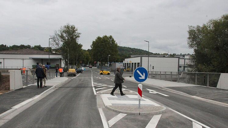 Für Fußgänger wurden auf beiden Straßenseiten breite Gehwege angelegt. Foto: Ulrike Nauer