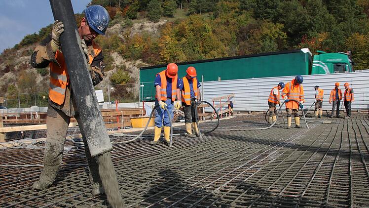 Jede Woche werden 25 Meter Autobahn-Brücke betoniert und übers Tal neben dem Klöffelsberg geschoben. Foto: Ralf Ruppert