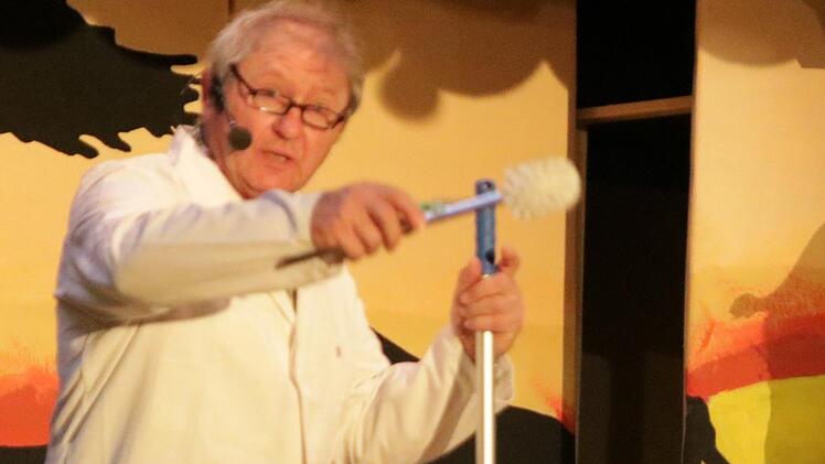 Klomann Manfred Wunder führte die Errungenschaften der neuen  Sanitäranlagen im Jugenhaus plastisch vor.
