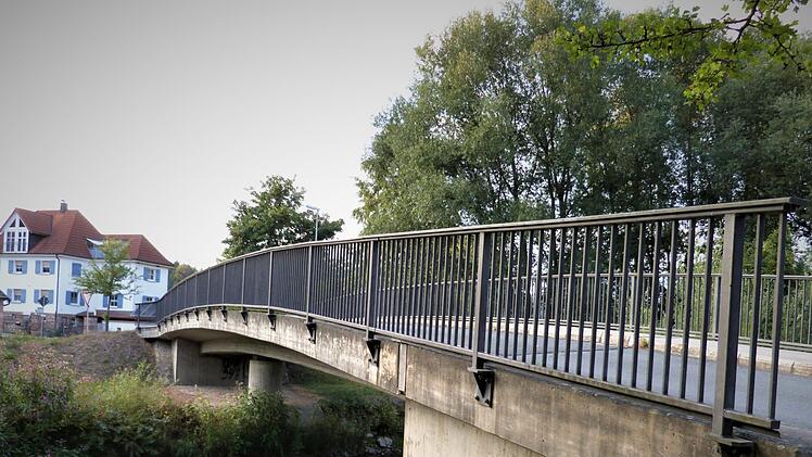 Die Brücke über den Weißen Main in Fölschnitz wird noch vor Wintereinbruch saniert. Werner Reißaus