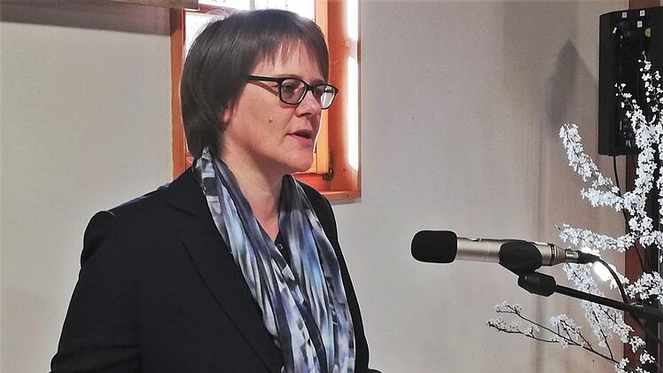 Barbara Christoph, Leiterin der Kulturservicestelle Oberfranken, führte in die Wanderausstellung ein.  Sigismund von Dobschütz
