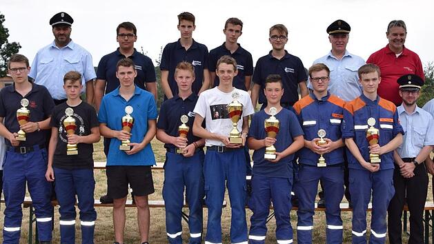 Die Pokalgewinner der Jugendolympiade 2019 mit Ehreng&auml;sten und Verantwortlichen Fotos: Matthias Schuhb&auml;ck