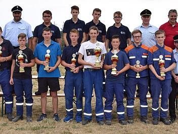 Die Pokalgewinner der Jugendolympiade 2019 mit Ehreng&auml;sten und Verantwortlichen Fotos: Matthias Schuhb&auml;ck