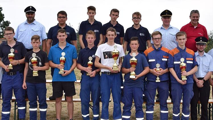 Die Pokalgewinner der Jugendolympiade 2019 mit Ehreng&auml;sten und Verantwortlichen Fotos: Matthias Schuhb&auml;ck