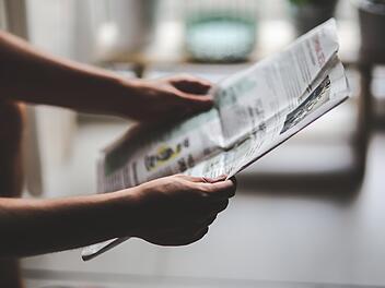 Erlangen: Dubiose Stra&szlig;enzeitung wird in der Stadt verkauft - So erkennt ihr F&auml;lschungen