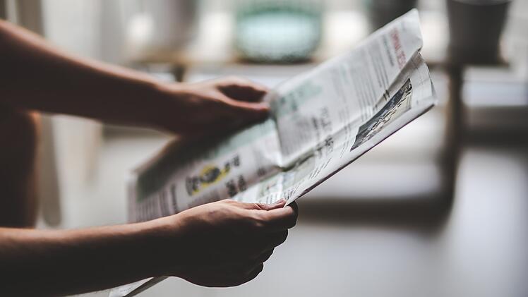 Erlangen: Dubiose Stra&szlig;enzeitung wird in der Stadt verkauft - So erkennt ihr F&auml;lschungen