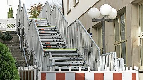 Die Treppe am Neuen Rathaus ist marode. Der Ersatz aus Stahl steht seit vergangener Woche und soll ab Ende Oktober/Anfang November nutzbar sein.