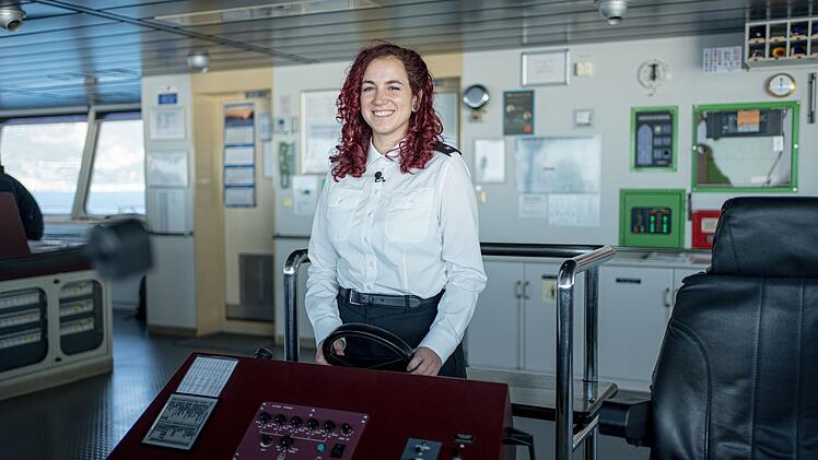 Selina übernimmt zum ersten Mal bei dem 350-Meter-Stahlkoloss das Steuer.