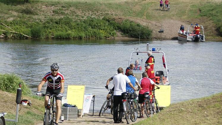 Das ist ja wie früher! Die Radfahrer steuerten gerne die Fährstellen der DLRG am Main an. Viele nutzten diese Gelegenheit.