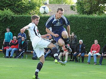 Hartes Einsteigen: Konstantin Seufert (links/Rottershausen) gegen Christian Kühnlein von der DJK Burghausen/Windheim. Foto: Hopf