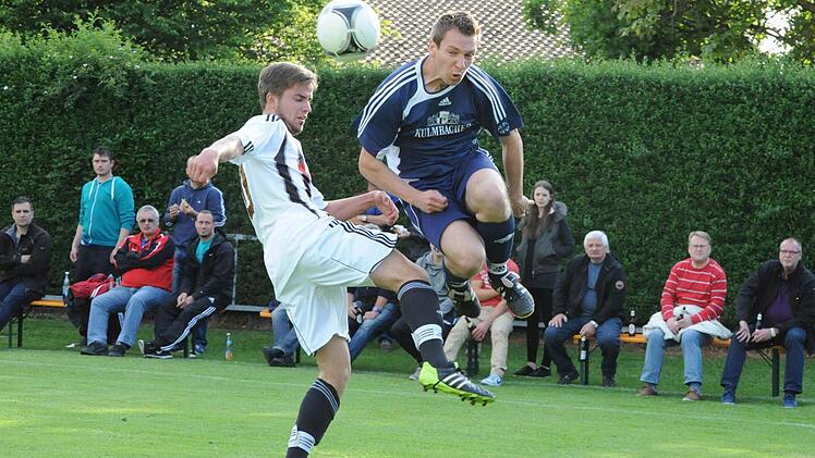 Hartes Einsteigen: Konstantin Seufert (links/Rottershausen) gegen Christian Kühnlein von der DJK Burghausen/Windheim. Foto: Hopf