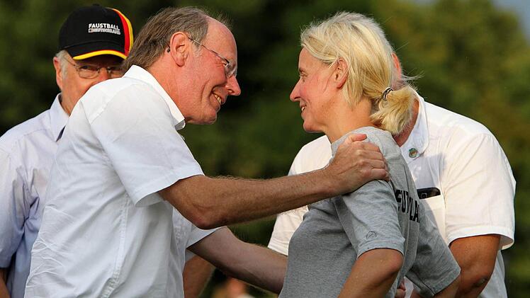 Ulrich Meiners, Präsident der Deutschen Faustball-Liga, beglückwünscht Bundestrainerin Silke Eber zum Titelgewinn. Foto: imago/Eibner