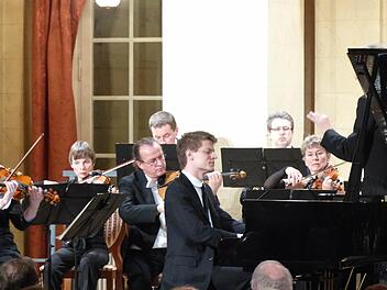 Gast beim BKO war am Montagabend der Pianist Alexander Krichel. Orchester und Solist überzeugten mit Mozarts Klavierkonzert A-dur, aus dem sie am gestrigen Mittwoch auch im Kammermusiksaal der Philharmonie Berlin einen Satz gemeinsam spielten. Foto: Christian Dijkstal