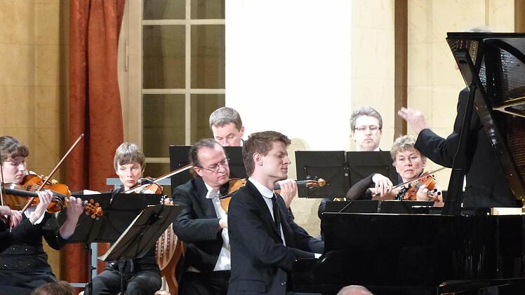 Gast beim BKO war am Montagabend der Pianist Alexander Krichel. Orchester und Solist überzeugten mit Mozarts Klavierkonzert A-dur, aus dem sie am gestrigen Mittwoch auch im Kammermusiksaal der Philharmonie Berlin einen Satz gemeinsam spielten. Foto: Christian Dijkstal