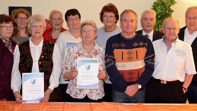 Zahlreiche Mitglieder des FC 06 Bad Kissingen wurden für langjährige Treue geehrt. Da vor 25 Jahren die Damengymnastikgruppe gegründet wurde, standen auch zahlreiche Frauen auf dem Treppchen. Foto: Rauch
