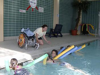 "Das Schwierigste für Kinder mit Handicap ist das Überwinden der Angstbarriere": Blick in eine Schwimmstunde des Centers für Aqua- und Personalfitness Foto: Petra Malbrich