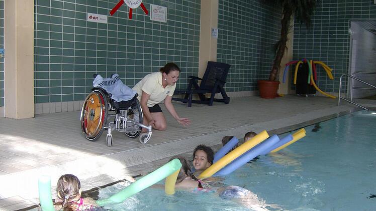 "Das Schwierigste für Kinder mit Handicap ist das Überwinden der Angstbarriere": Blick in eine Schwimmstunde des Centers für Aqua- und Personalfitness Foto: Petra Malbrich