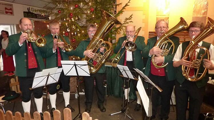 Die Bläsergruppe der Neukenrother "Zecher" mit (v. l.) Jürgen Beez, Frank Hergenröther, Dietmar Renk, Walter Fleischmann, Carl Heinz Pollau und Domenic Blinzler.  Foto: Gerd Fleischmann