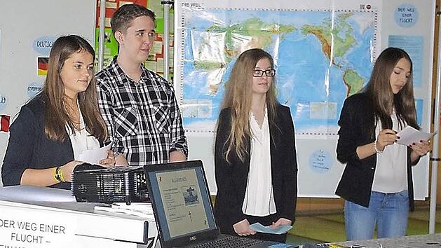 Pauline Engel, Luca Arbogast, Lea Biesenecker und Ronja Ehrhardt (von links) pr&auml;sentierten ihre Recherchen zur Thematik "Der Weg einer Flucht".  Fotos: Heike Sch&uuml;lein