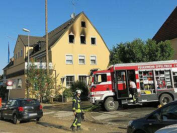 Im Gasthof Zur Post in der Hauptstraße in Effeltrich schlugen gegen 5 Uhr die Flammen aus dem zweiten Stockwerk. Foto: Dagmar Niemann