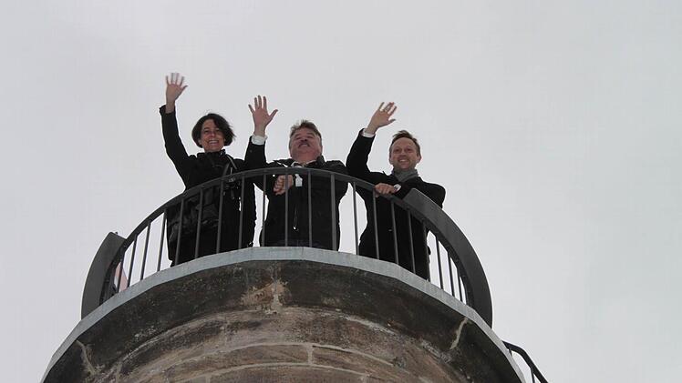 Gruß von der Aussichtsplattform: Architektin Martina Schwarz, Landrat Klaus Peter Söllner (Mitte) und Bürgermeister Robert Bosch. Foto: Jürgen Gärtner