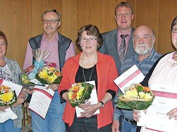 Bürgermeister Michael Keilich (Mitte) mit den Spenderjubilaren, die ihre Auszeichnung persönlich in Empfang genommen haben (von links): Hannelore Reissenberger, Harald Menger, Gerlinde Butz, Norfried Hager, Sandra Lücke  Foto: Klaus Oelzner