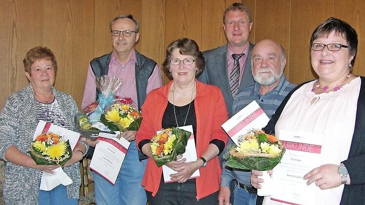 Bürgermeister Michael Keilich (Mitte) mit den Spenderjubilaren, die ihre Auszeichnung persönlich in Empfang genommen haben (von links): Hannelore Reissenberger, Harald Menger, Gerlinde Butz, Norfried Hager, Sandra Lücke  Foto: Klaus Oelzner