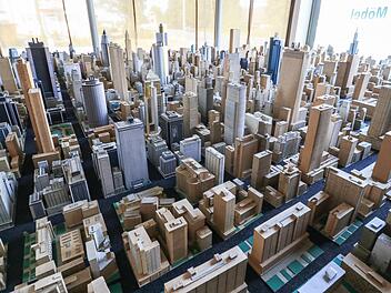 Wolkenkreutzer und Häuserschluchten - so sieht die Fantasie-Metropole von Karl Sperber aus.  Foto: Merzbach/News5