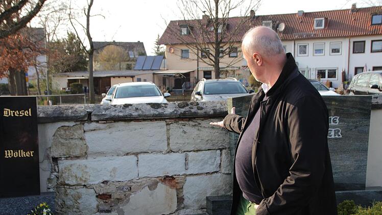 Die Mauer um den alten Friedhof muss saniert werden.