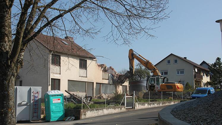 In Haard wird das ehemalige Lehrerwohnhaus abgerissen. Hier sollen g&uuml;nstige Mietwohnungen gebaut werden. Foto: Kerstin V&auml;th