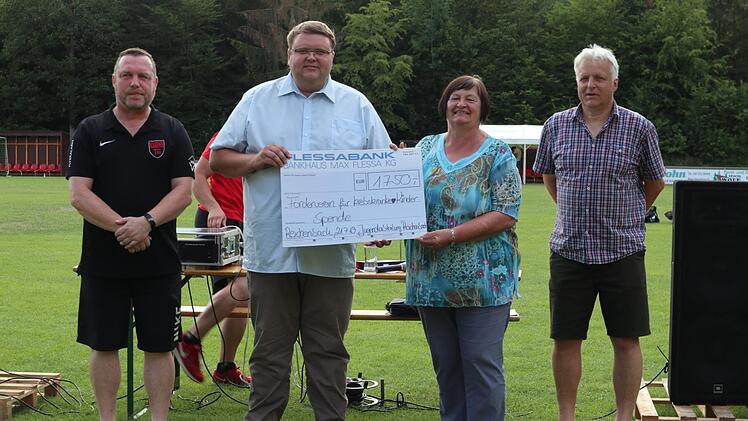 Eine Spende übergab der FC Reichenbach an den "Förderverein krebskranker Kinder" (von links: Heiko Heinisch, der Juniorenleiter FC Reichenbach, Andreas Trägner, Annemarie Lutz vom Förderverein und Klaus Katzenberger. Foto: Sven Ludsteck