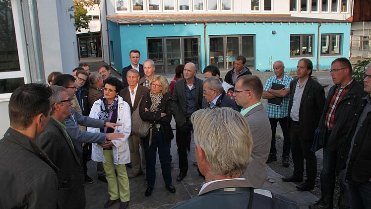 Ortstermin an der Turnhalle: Die Planer informierten Bürgermeister und Stadtratsmitglieder, welche Arbeiten vorgesehen sind. Foto: Markus Reeh