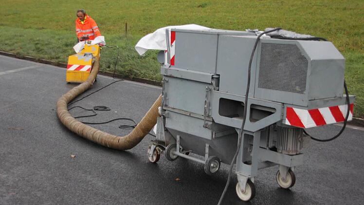 Die Fräsrillen wurden von einer Spezialfirma in den Asphalt geritzt. Foto: Friedwald Schedel