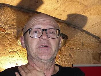 Roman Rausch bei seiner Lesung im Keller der Forchheimer Pfalz  Foto: Pauline Lindner