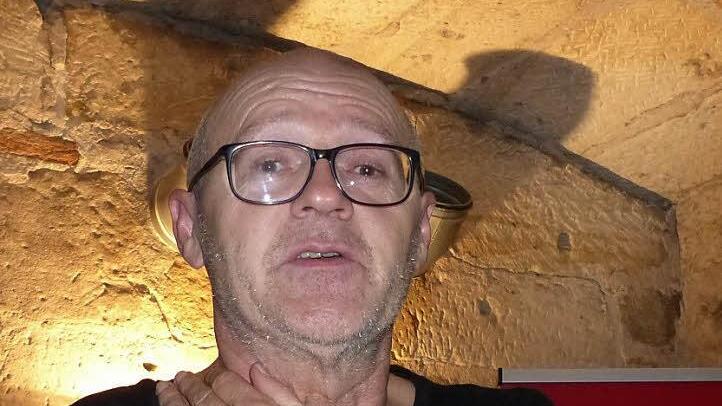 Roman Rausch bei seiner Lesung im Keller der Forchheimer Pfalz  Foto: Pauline Lindner