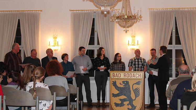 Interessiert fragt Tobias Ehrlicher bei den Rodacher Schützen nach, wie so ein Wettkampf abläuft. Foto: Christian Dreßel