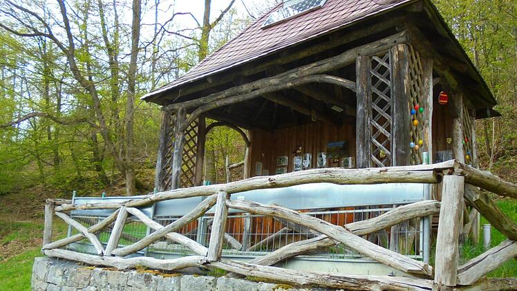 So sah die Hütte noch im Frühling aus. Der Bauhof hatte das Geländer vorsorglich abgesperrt, damit nichts passiert. Foto: Christian Krist