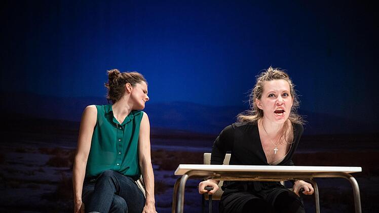 Furioses Kammerspiel: Szene aus der Coburger Erstaufführung der Komödie "Gespräch wegen der Kürbisse" in der Reithalle.Foto: Sebastian Buff