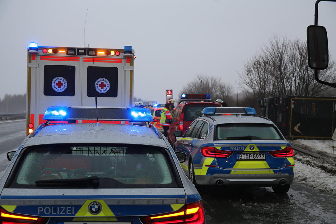 A9 bei Münchberg: Lkw kommt von Fahrbahn ab und kippt um – Autobahn blockiert