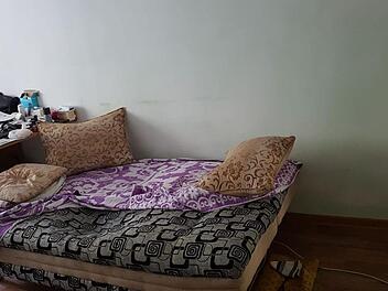 Ein Bett für drei Personen - viel zu klein, wie Uschi Schmidt anmerkt.