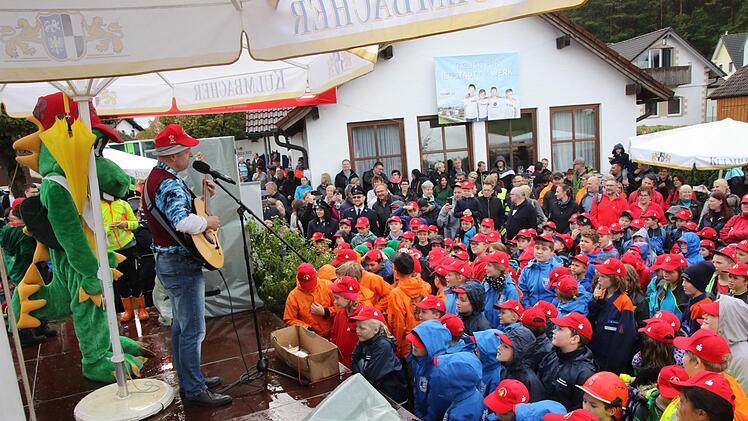 Mit 180 Kindern hat der Landkreis den größten Kinderfeuerwehrchor auf der Welt. Alle Kinder sangen mit dem Komponisten und Texter Marcel Wagner (auf der Bühne mit Gitarre) den "Löschi"-Song. Foto: Michael Stelzner