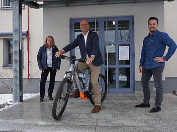 Wildfleckens Bürgermeister freut sich über die Spende  der Bayernwerk Netz GmbH für die Verwaltung. Das Bild zeigt  (von links) Christine Pfaff vom Kommunalmanagement der Bayernwerk Netz  GmbH, Bürgermeister Gerd Kleinhenz und Geschäftsstellenleiter Daniel  Kleinheinz. Foto: Marion Eckert